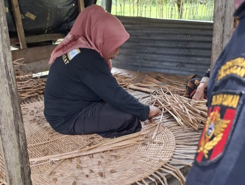 Kanwil Bea  Cukai Aceh berkunjung ke UMKM Kerajinan Enceng Gondok EG Craft di Desa Kubu, Kecamatan Arongan Lambalek, Kabupaten Aceh Barat, Jumat (11/10). (Foto : Humas Kanwil Beacukai Aceh).