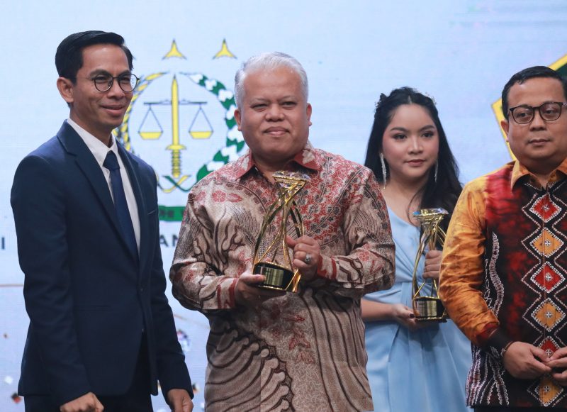 Kapuspenkum, Harli Siregar (Kedua Kiri) mewakili Jaksa Agung menerima penghargaan dengan kategori 