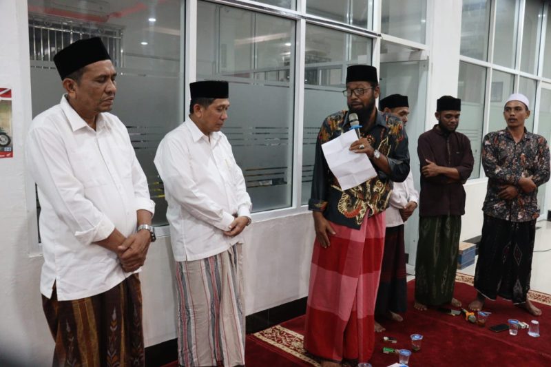 Perwakilan dari Alumni Ruhul Fata Selimun deklarasi mendukung  penuh Pasangan SABAR dalam Pilkada Calon Bupati dan Wakil Bupati Pidie Jaya, Meureudu, Senin (14/10/2024). (Muhammad Rissan/NOA.co.id).