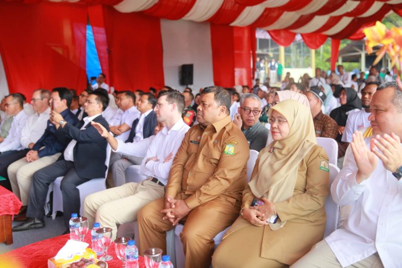 Sekda Aceh Besar Drs. Sulaimi M.Si menghadiri kegiatan seremonial Percepatan Akses Keuangan Melalui Pengembangan Wilayah EKI dan BIK Tahun 2024 di Sentra produksi nilam, Gampong Umong Seuribee, Kecamatan Lhoong, Aceh Besar, Senin (14/10/2024). Foto: MC Aceh Besar