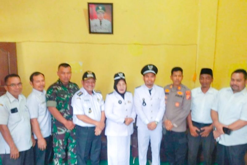 Pelaksana Tugas Camat Kecamatan Simpang Kanan, Mara Adam Daulay melantik dua Penjabat (Pj) Kepala Desa di Kantor Camat, Aceh Singkil, Rabu (16/10/2024). (Foto : Sakdam Husen /NOA.co.id).