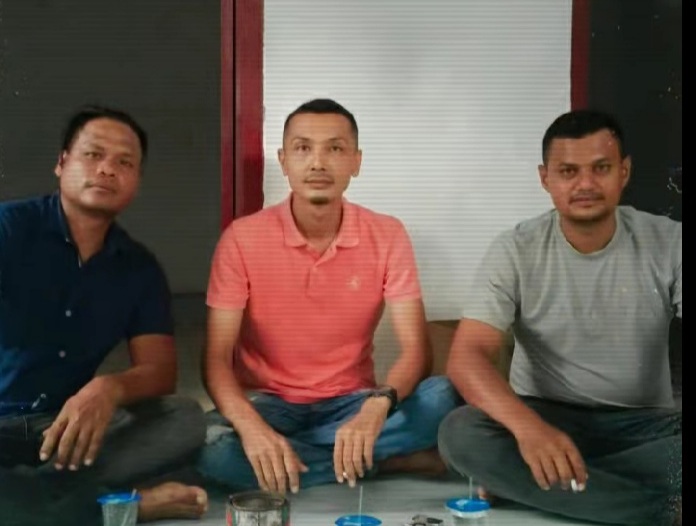 Ketua Poros Muda pasangan SABAR, Rahmatullah (Tengah). PIdie Jaya, Kamis (17/10/2024). (Foto : Muhammad Rissan/NOA.co.id).