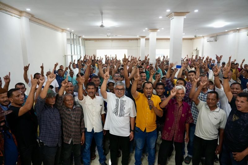 Eks kombatan GAM Batee Iliek, berkumpul di aula Hotel Matang Raya, Peusangan, Bireuen, memberikan dukungan paslon Bustami Hamzah-Fadhil Rahmi, Jumat (18/10/2024). (Foto : Istimewa).