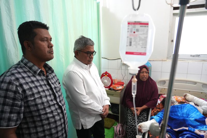 Bustami Hamzah Besuk Remaja yang Disiram Air Baterai oleh Ayah Tiri, Tawarkan Biayai Pengobatan. Foto: istimewa