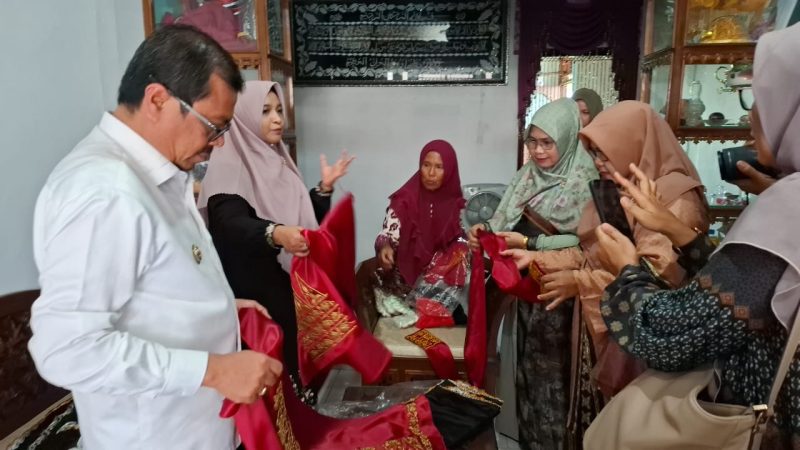 Pj Bupati Aceh Barat dan Pj Ketua Dekranasda Kunjungi Usaha Rumah Tangga di Gampong Kuala Bubon. Foto: Diskominsa Aceh Barat