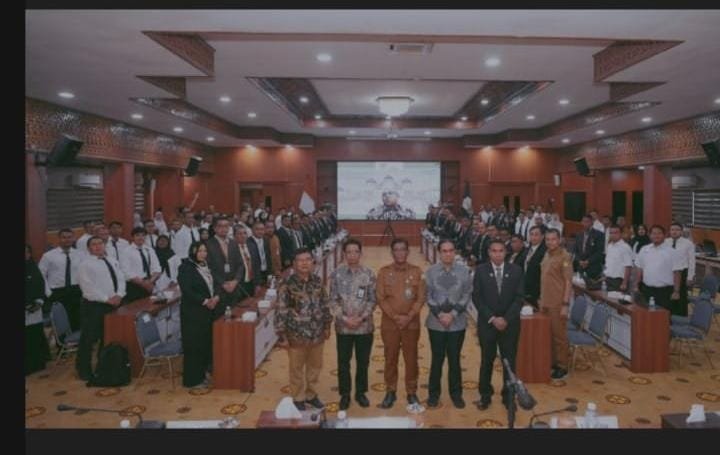 Plt Sekretaris Daerah Aceh, Muhammad Diwarsyah, memberi sambutan sekaligus membuka secara resmi kegiatan pelatihan Digital Leadership academy mitra Tsinghua University dan Pemerintah Aceh tahun 2024 di gedung serbaguna setda Aceh: Foto: ist