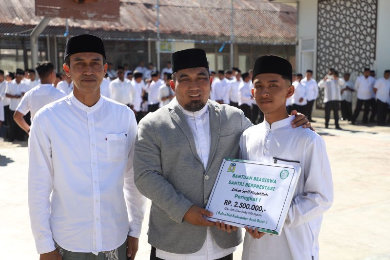 Pj Bupati Aceh Besar Muhammad Iswanto S.STP, MM menyerahkan beasiswa santri berprestasi dan kurang mampu pada Peringatan Hari Santri Nasional tahun 2024 di Komplek Pesantren Al Fauzul Kabir, Kota Jantho, Aceh Besar, Selasa (22/10/2024). Foto: Prokopim Aceh Besar