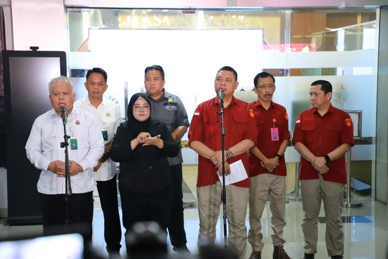 Konferensi pers penggeledahan dan penangkapan terhadap 3 (tiga) orang oknum Hakim pada Pengadilan Negeri Surabaya dan 1 (satu) orang oknum Pengacara, Jakarta, Rabu (23/10/2024). (Foto : Puspenkum Kejagung RI).