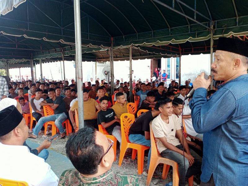 Calon Bupati Pidie nomor urut 2 H.Sarjani Abdullah saat melakukan pertemuan dengan masyarakat Ujong Rimba, Kecamatan Mutiara, Rabu (23/10/2024) (Foto Amir Sagita.NOA.co.id)