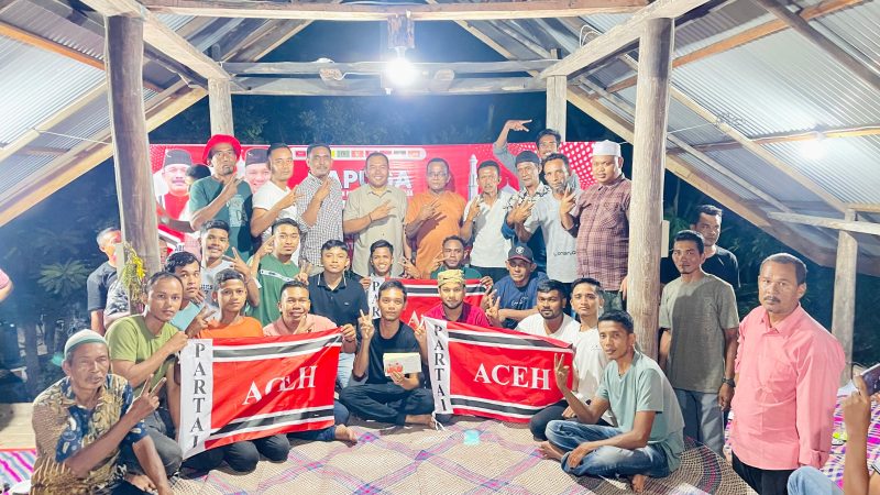 Sejumlah tokoh pemuda Teupin Raya Kecamatan Glumoang Tiga, Kabupaten Pidie, foto bersama usai mendeklarasikan dukungan terhadap Calon Bupati/Wakil Bupati Pidie Sarjani Abdullah-Alzaizi di Teupin Raya, Jumat (25/10/2024) (Foto Amir Sagita.NOA.co.id).