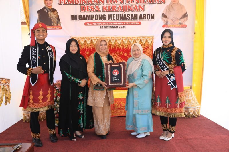 Ketua Dekranas Aceh foto bersama