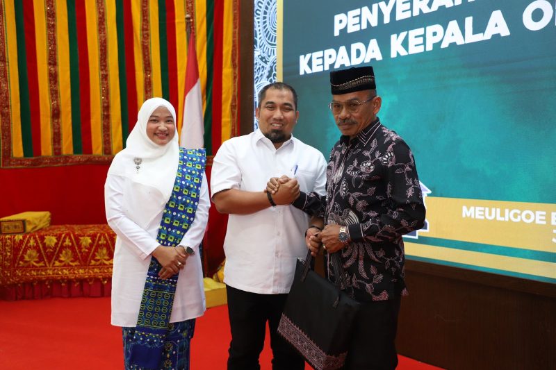 Pj Bupati Aceh Besar Muhammad Iswanto S.STP MM didampingi Pj Ketua TP PKK Cut Rezky Handayani SIP MM menyerahkan cinderamata kepada mantan Camat Baitussalam Drs Syarifuddin didampingi istri yang memasuki Purna Tugas di Meuligoe Bupati Aceh Besar di Kota Jantho, Jum'at (25/10/2024). Foto: Prokopim Aceh Besar