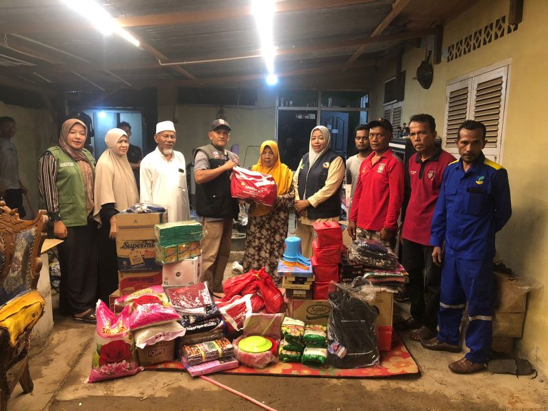 Kabid Linjamsos Dinas Sosial Kabupaten Aceh Besar Munawar SKM MSi, menyerahkan bantuan masa panik kepada korban kebakaran rumah di Gampong Tanjong, Kecamatan Lhoknga, Kabupaten Aceh Besar, Jumat (25/10/2024). Foto: Dinas Sosial Aceh Besar