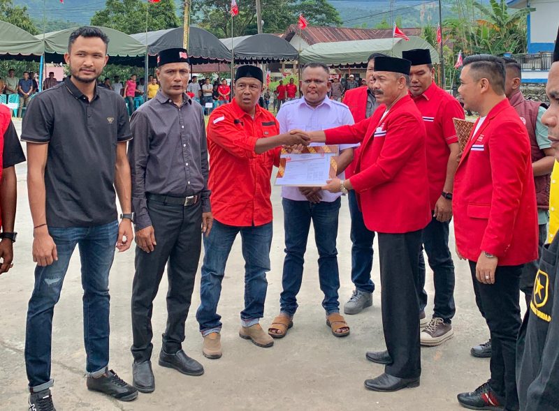 Paslon nomor urut 2 Sarjani Abdullah-Alzaizi saat menyerahkan SK tim pemenangan Kecamatan Tangse, Sabtu (26/10/2024) (Foto Amir Sagita.NOA.co.id).