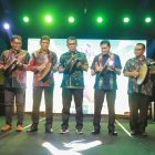 Pj Bupati Pidie Drs Samsul Azhar didampingi pejabat lain nya memukul rapai untuk membuka gebyar sumpah pemuda ke-96 di Gedung PCC, Sabtu (26/10/2024) (Foto Amir Sagita.NOA.co.id)
