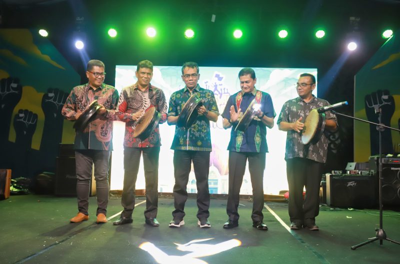Pj Bupati Pidie Drs Samsul Azhar didampingi pejabat lain nya memukul rapai untuk membuka gebyar sumpah pemuda ke-96 di Gedung PCC, Sabtu (26/10/2024) (Foto Amir Sagita.NOA.co.id)
