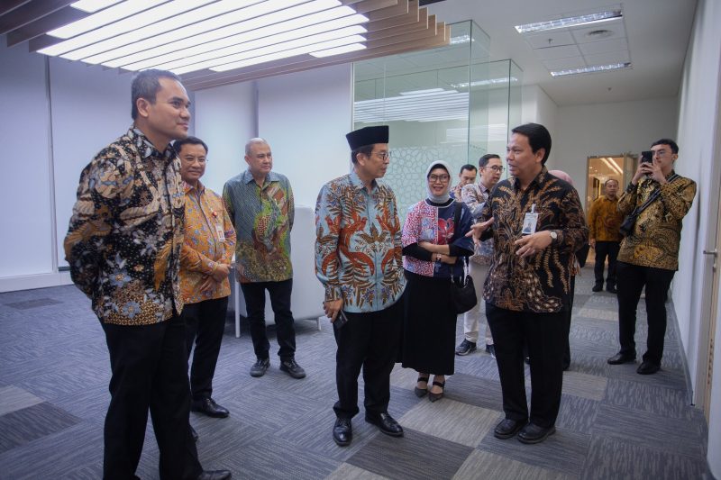 Regional CEO BSI Aceh (Bpk. Wachjono) mendampingi Kepala Eksekutif Pengawas Perbankan OJK (Bpk. Dian Ediana Rae) di Landmark BSI Aceh. Foto: Humas BSI Aceh