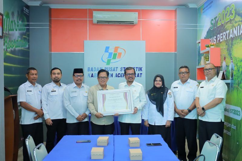 Penjabat Bupati Aceh Barat, Azwardi saat menerima penghargaan Indeks Pembangunan Statistik dari Kepala BPS Kabupaten Aceh Barat, Rudi Hermanto, SST, M.Si., yang berlangsung di aula BPS Aceh Barat, Rabu (30/10/2024). Foto: Humas Aceh Barat.