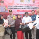 Kapolres Aceh Utara AKBP Nanang Indra Bakti, SH, S.I.K, saat menyerahkan sembako kepada warga pada acara pasar murah yang digelar Mapolres setempat, Rabu (30/10/2024) (Foto.Zubir.NOA.co.id)