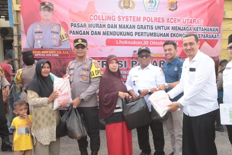 Kapolres Aceh Utara AKBP Nanang Indra Bakti, SH, S.I.K, saat menyerahkan sembako kepada warga pada acara pasar murah yang digelar Mapolres setempat, Rabu (30/10/2024) (Foto.Zubir.NOA.co.id)