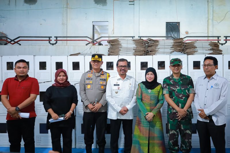 Pj Bupati Aceh Barat Tinjau Kesiapan Logistik Pilkada di Gudang KIP Bersama Kapolres, Dandim dan Kejari. Foto: Diskominsa Aceh Barat