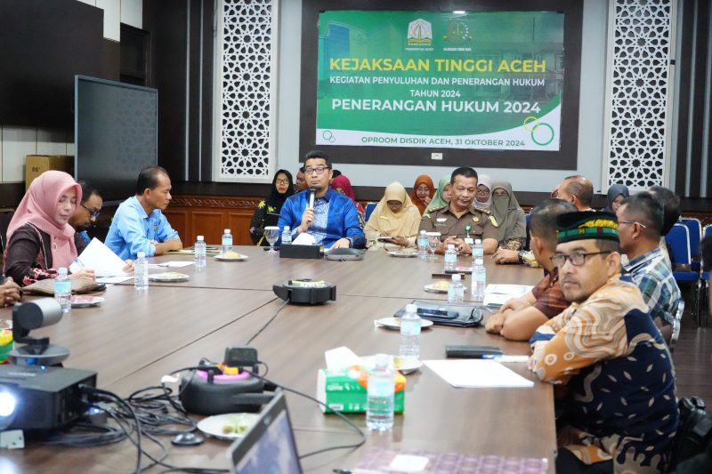 Kadisdik Aceh Marthunis, S.T., D.E.A saat memberi sambutan pada kegiatan penyuluhan hukum oleh Kejati Aceh di Disdik Aceh. Kamis, 31 Oktober 2024. Foto: dok. Disdik Aceh