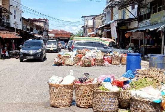 Tumpukan sampah di Kota Blangpidie yang mulai menimbulkan bau busuk. (Foto. Teukunizar/NOA.co.id)