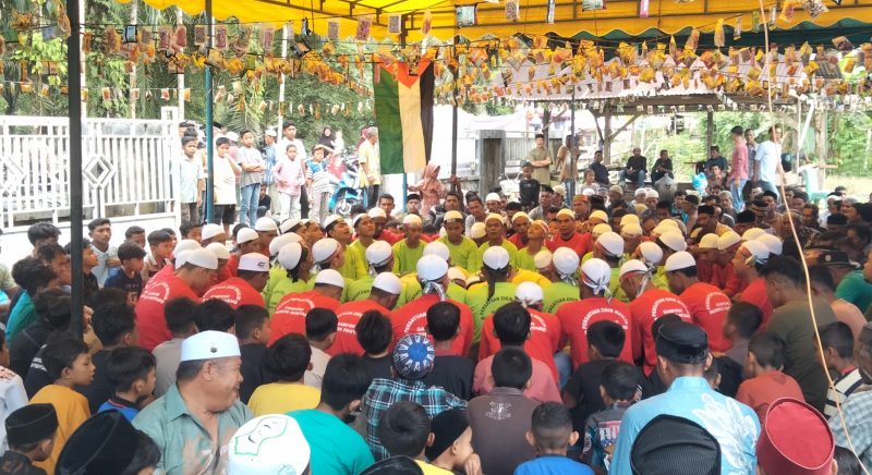 Kelompok zikir memeriahkan maulid Nabi Muhammad SAW di Gampong Ie Mameh. (Foto. Teukunizar/NOA.co.id)