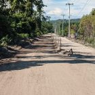 Terlihat jalan SP Beutong-Laweung tanpa seorang pun pekerja dan dibiarkan seperti itu, Kamis (17/10/2024) (Foto Amir Sagita.NOA.co.id).