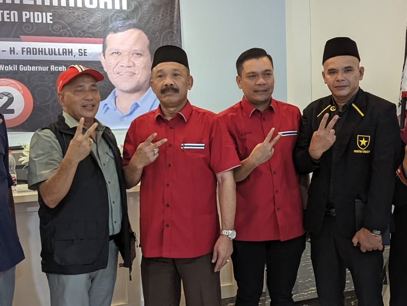 Ketua Tim Pemenangan Mualem-Dek Fad foto dengan Calon Bupati/Wakil Bupati Pidie H.Sarjani Abdullah-Al Azizi usai pertemuan di salah satu Caffe di Kota Sigli, Senin (21/10/2024) (Foto Amir Sagita.NOA.co.id)