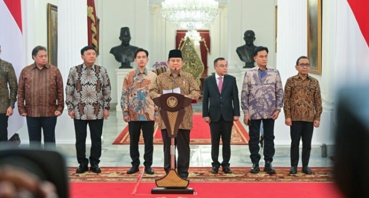 Presiden Prabowo Subianto mengumumkan susunan kabinet pemerintah Republik Indonesia periode 2024-2029 yang diberi nama “Kabinet Merah Putih” pada Minggu malam, 20 Oktober 2024, di Istana Merdeka, Jakarta. Foto: BPMI Setpres/Rusman.