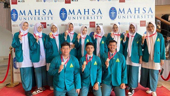 Siswa SMAN 1 Banda Aceh yang mengikuti World Invention Competition and Exhibition (WICE) di Mahsa University, Malaysia pada 21-24 September 2024, foto bersama dengan medali yang mereka raih di kompetisi internasional tersebut. Foto: dok. MC Disdik Aceh