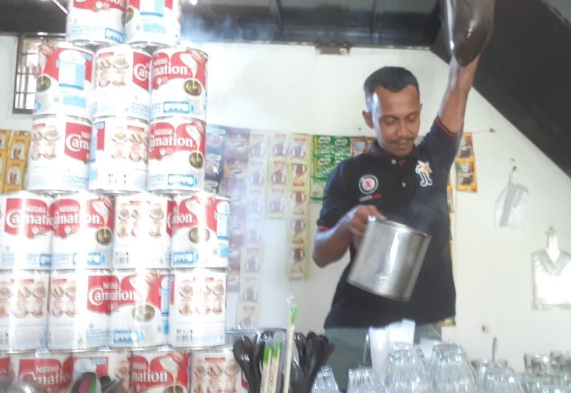Barista tradisional spesialis menyeduh kopi Aceh, Khairulsyah, Aceh Besar, Rabu (13/11/2024). (Foto : Farid Ismullah/NOA.co.id)