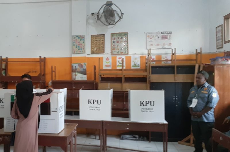 Warga Memberikan Hak Suara Di Pilkada Serentak 2024, Lamglumpang, Ulee Kareng, Banda Aceh, Rabu (27/11/2024). (Foto : Farid Ismullah).
