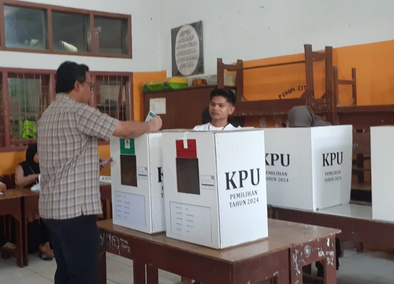 Warga Memberikan Hak Suara Di Pilkada Serentak 2024, Lamglumpang, Ulee Kareng, Banda Aceh, Rabu (27/11/2024). (Foto : Farid Ismullah).