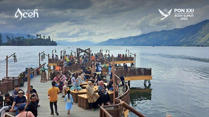 Wisatawan menikmati panorama Danau Lut Tawar dari Dermaga Pante Menye, Takengon, Aceh Tengah. Foto: NOA.co.id