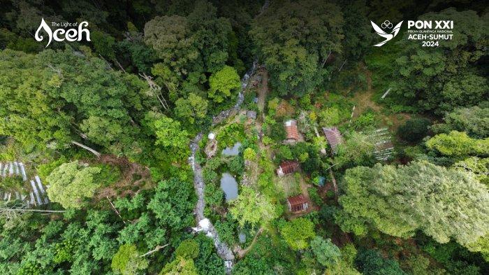 Foto udara objek wisata di Gayo Lues, Rainforest Lodges Kedah Bunglow di Kecamatan Blangjerango, berada di kaki Gunung Leuser, kini kerap dikunjungi para wisatawan lokal dan mancanegara. Foto: NOA.co.id