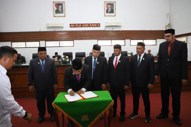Pj Bupati Aceh Besar Muhammad Iswanto SSTP MM, menandatangani Nota Kesepakatan KUA-PPAS R-APBK 2025, pada Rapat Paripurna ke-13 DPRK Aceh Besar yang digelar di Gedung DPRK Aceh Besar, Kota Jantho, Kamis (31/10/2024). Foto: dok. Prokopim Pemkab Aceh Besar