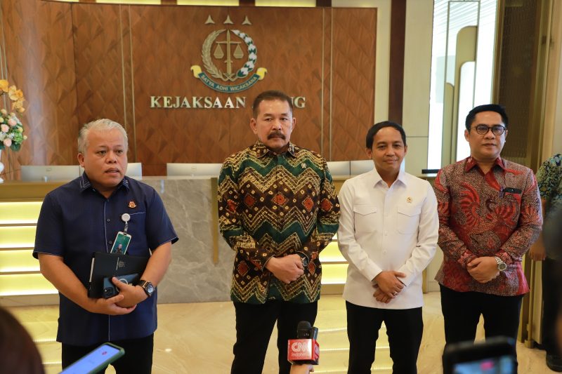 Jaksa Agung ST Burhanuddin (Kedua Kiri) didampingi Kapuspenkum Kejagung Harli Siregar (Pertama Kiri) menerima kunjungan silaturahmi Menteri Kehutanan Raja Juli Antoni (Kedua Kanan) di Gedung Utama Kejaksaan Agung, Jakarta, Jumat (1/11/2024).(Foto : Puspenkum Kejagung RI).