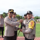  Kapolres Aceh Utara, AKBP Nanang Indra Bakti, S.H., S.I.K., menyerahkan Perlengkapan Perorangan Lapangan (Kaporlap) berupa rompi anti-sayat dan senter kepada 49 personel Bhabinkamtibmas di jajarannya dilakukan secara
 simbolis pada apel di Mapolres setempat, Senin (4/11/2024) (Foto Zubir.NOA.co.id)
