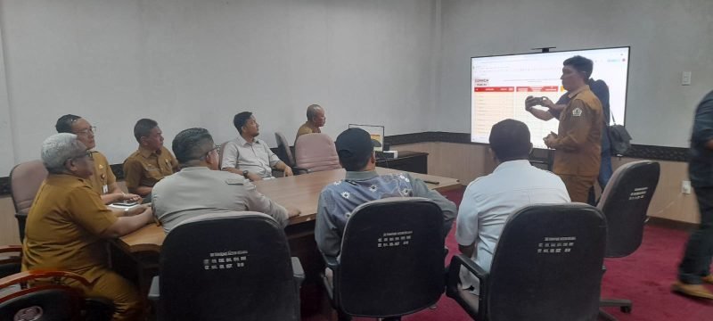 Pj Bupati Aceh Utara, Dr Mahyuzar bersama pejabat Provinsi Aceh, sedang memantau gudang logistik dan kesiapan tim desk Pilkada, Senin (4/11/2024) (Foto Zubir.NOA.co.id).