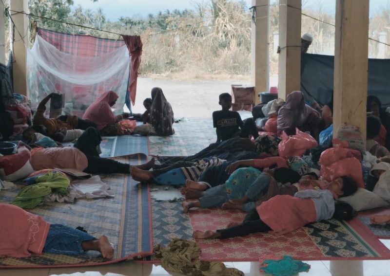 Etnis Imigran Rohingya Sedang Istrahat di Penampungan Sementara, Terminal tipe C Kec. Labuhan Haji, Aceh Selatan, Senin (4/11/2024). (Foto : Farid Ismullah/NOA.co.id).