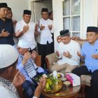 Abu Paya Pasi, memanjatkan doa kepada Cawabup Pidie, Alzaizi di rumahnya Gampong Labui, Kecamatan Pidie, Jumat (8/11/2024) (Foto Amir Sagita.NOA.co.id)