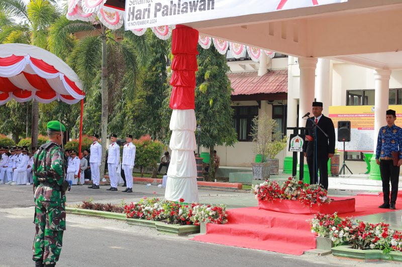 Sekretaris Daerah Marhaban, saat memimin upacara peringatan Hari Pahlawan ke-79 di halaman Kantor Bupati Aceh Barat, Minggu (10/11/2024). Foto: Diskominsa Aceh Barat.
