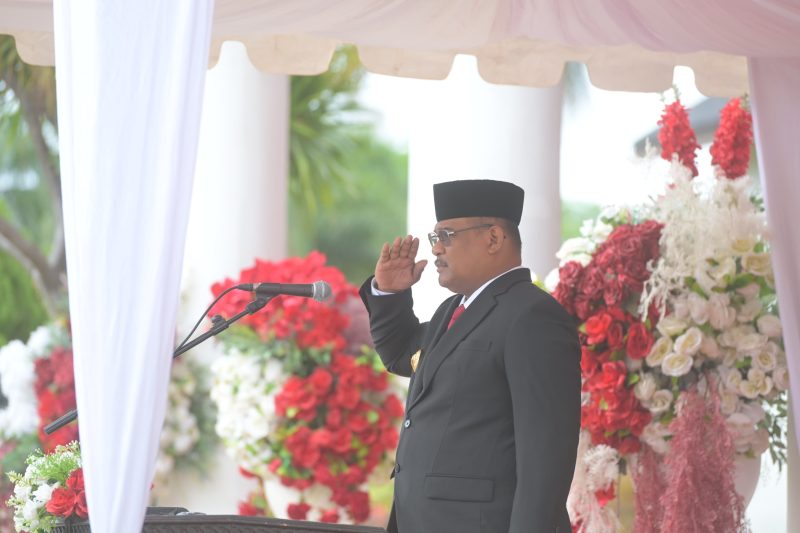 Penjabat Gubernur Aceh, Dr. H. Safrizal ZA, M.Si., menjadi inspektur upacara peringatan Hari Pahlawan 2024 di Halaman Kantor Gubernur Aceh, Minggu (10/11/2024). Upacara ini dihadiri oleh ratusan peserta yang terdiri dari TNI dari semua matra, Polri, Satpol PP-WH, ASN Pemerintah Aceh, serta pelajar dari Kota Banda Aceh. Foto: dok. Prokopim Setda Aceh