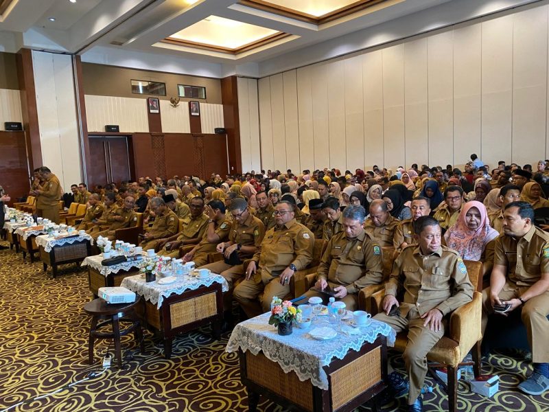 Asisten III Bidang Administrasi Umum Sekdakab Aceh Besar Jamaluddin, S.Sos, MM, mengikuti Rakor Percepatan Capaian MCP KPK se Provinsi Aceh Tahun 2024 di Hermes Hotel, Banda Aceh, Senin (11/11/2024). Foto: dok. MC Aceh Besar