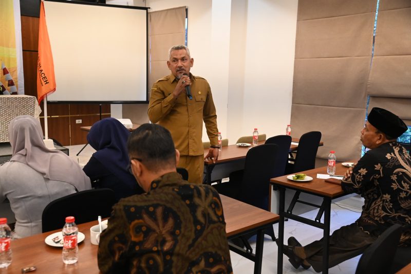 Kaban Kesbangpol Aceh Besar Sofyan SH memberi materi Sosialisasi Netralitas Perangkat Desa dalam pemilihan Gub dan Wakil Gub, Bup dan Wakil Bup serta wali kota dan wakil walikota thn 2024 Ilona Boutique Hotel, Gampong Meunasah Manyang PA, Kecamatan Ingin Jaya, Aceh Besar, Selasa (12/11/2024). Foto: dok. MC Aceh Besar