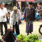 Calon Bupati Pidie nomor urut 02 Sarjani Abdullah, saat berkunjung ke Pasa Pantee, Teungoh Kota Sigli, sambil berbelanja, Minggu (17/11/2024) (Foto NOA.co.id).