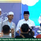 Kementerian Ekonomi Kreatif, Riefky Harsya foto bersama santri Dayah Mudi Mesra Samalanga, Kabupaten Bireuen, Jumat (16/11/2024) (Foto.NOA.co.id).