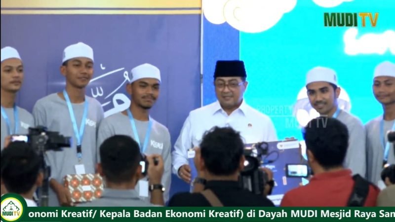 Kementerian Ekonomi Kreatif, Riefky Harsya foto bersama santri Dayah Mudi Mesra Samalanga, Kabupaten Bireuen, Jumat (16/11/2024) (Foto.NOA.co.id).